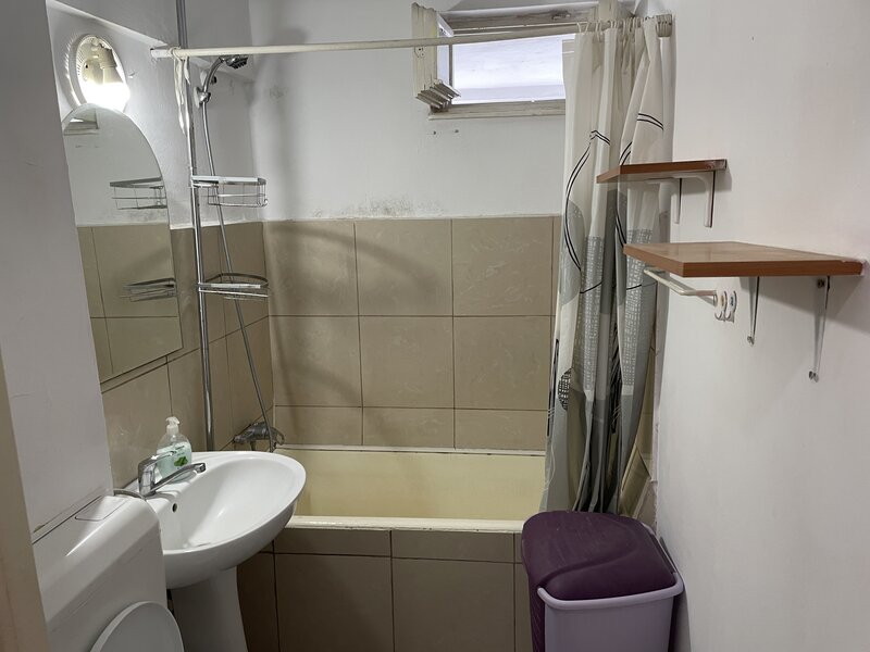 Drumul Taberei piata Moghioros langa Posta Telekom